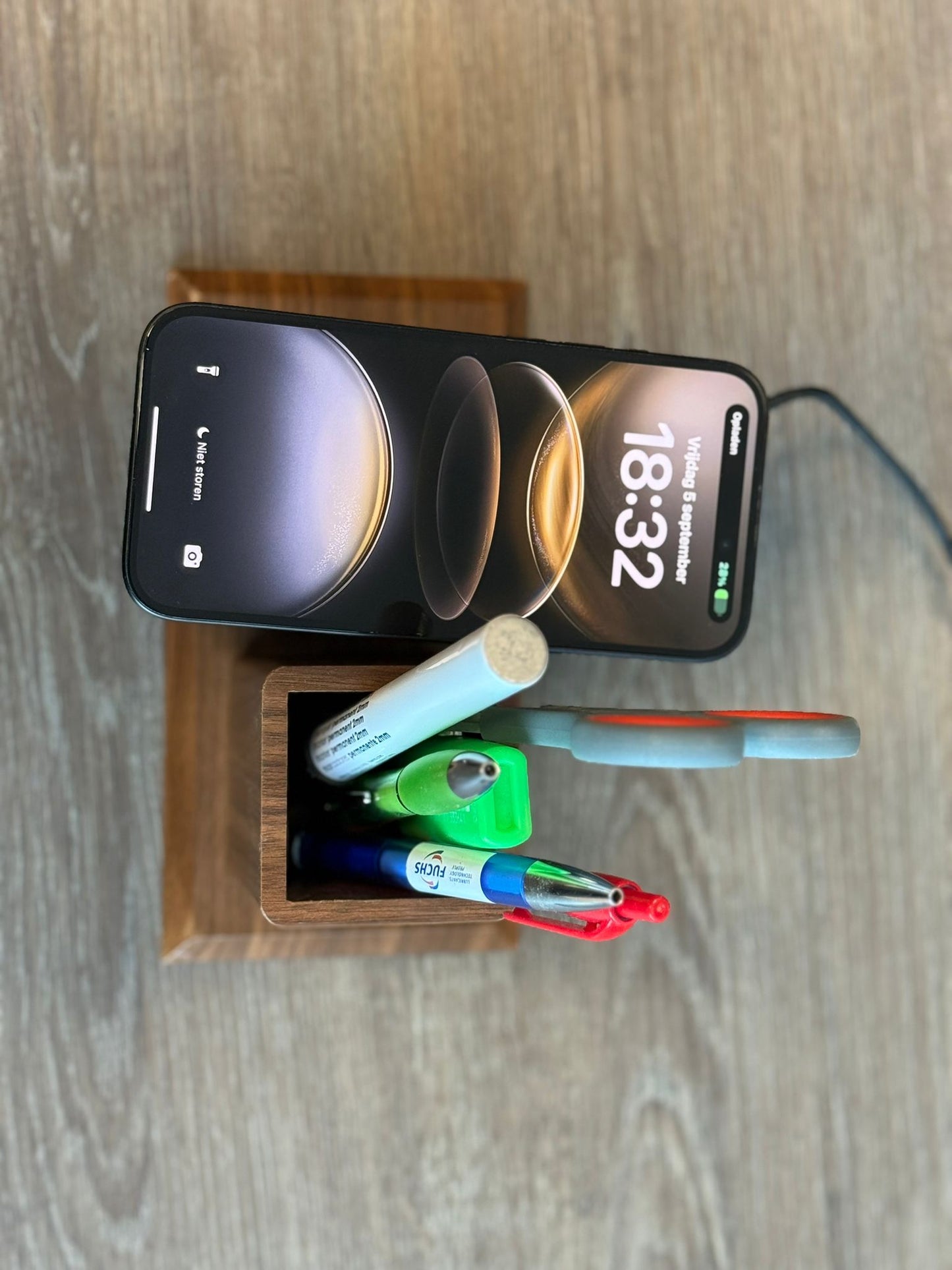 Pennenhouder met draadloze oplader en klok