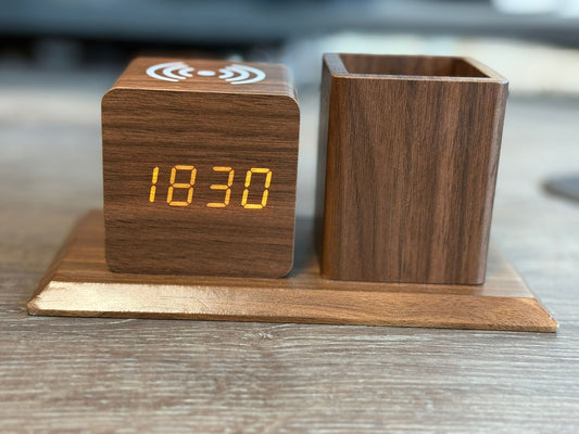 Pennenhouder met draadloze oplader en klok